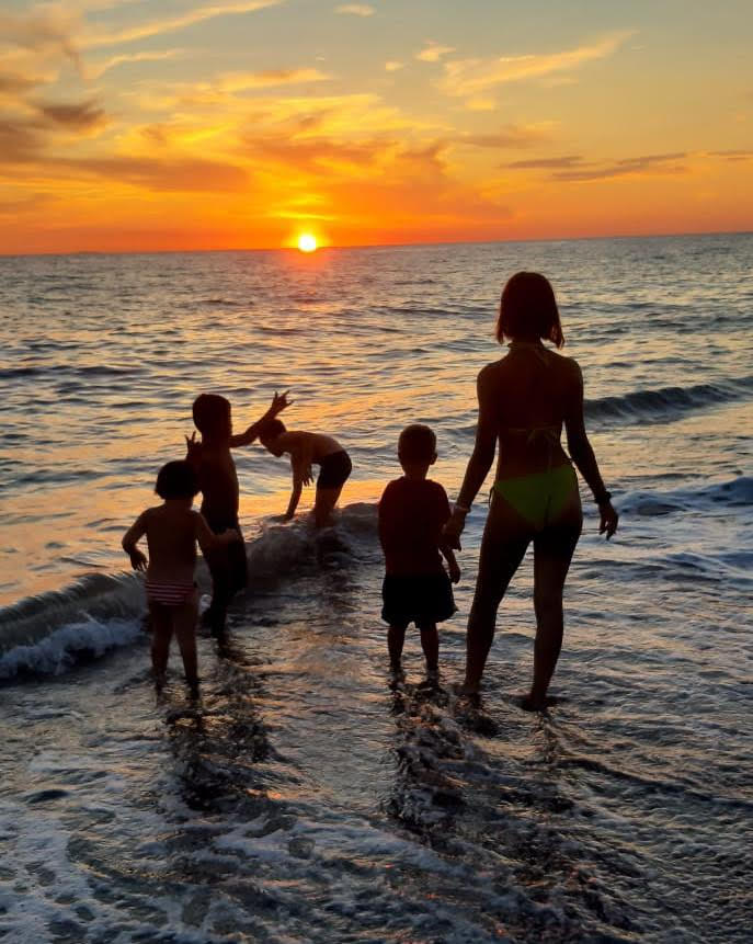 famiglia su spiaggia